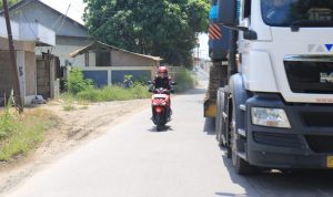 Kesalahan Pengendara Motor Saat Menyalip Kendaraan Besar yang Perlu Dihindari