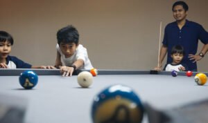 Tren Kumpul Keluarga di Rumah Biliar Jakarta