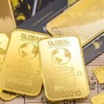 Harga Emas Melesat Lalu Ambruk