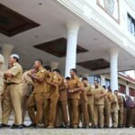 PNS Menimbang Liburan dan Gaji Ke-13