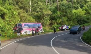Cara Aman Mengemudi Truk dan Bus di Turunan