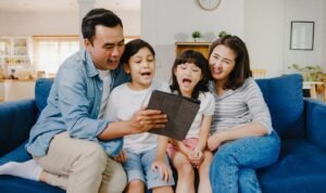 Menko Soroti Dampak Screen Time Tinggi pada Keluarga
