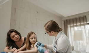 Anak Demam Setelah Imunisasi? Ini Tips Dokter!