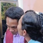 Pelukan Ibu Iringi Agus ke Mobil Tahanan