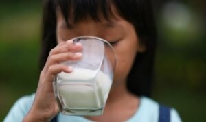 Minum 2 Liter Susu Bikin Anak Cepat Tinggi?