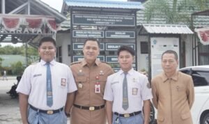 Kadisdik Kalteng Hadiahkan Sepatu Pribadi untuk Siswa