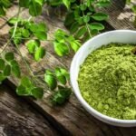 Tiga Daun Herbal untuk Kuatkan Tulang Seiring Usia