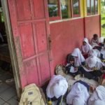 Siswa Belajar di Teras Akibat Kekurangan Kelas