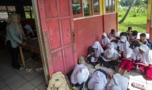 Siswa Belajar di Teras Akibat Kekurangan Kelas