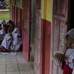 Belajar di Teras karena Ruang Kelas Kurang