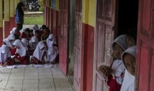 Belajar di Teras karena Ruang Kelas Kurang